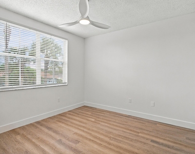 2020 Greenview Shores Boulevard - Photo Thumbnail 11