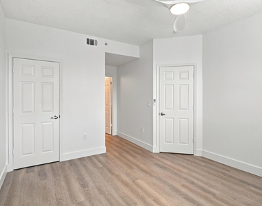 2020 Greenview Shores Boulevard - Photo Thumbnail 12