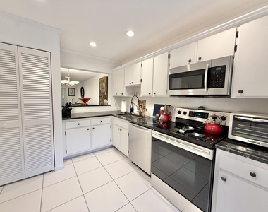 31 Stratford Lane W - Photo Thumbnail 12