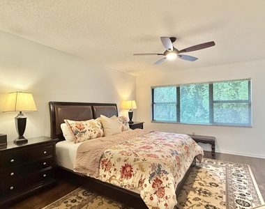 31 Stratford Lane W - Photo Thumbnail 3