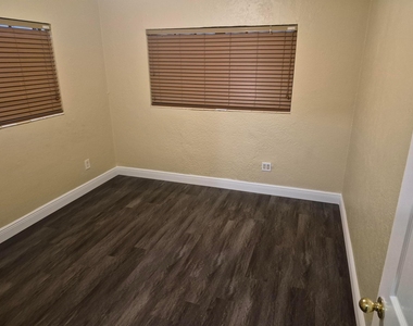 6720 Nw 5th Place - Photo Thumbnail 3