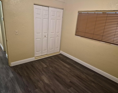 6720 Nw 5th Place - Photo Thumbnail 4