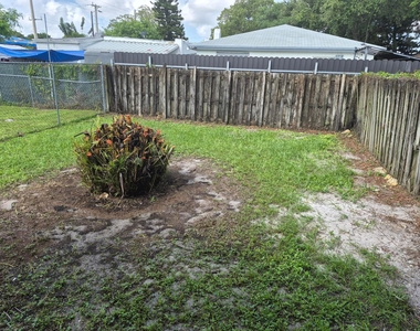 6720 Nw 5th Place - Photo Thumbnail 8