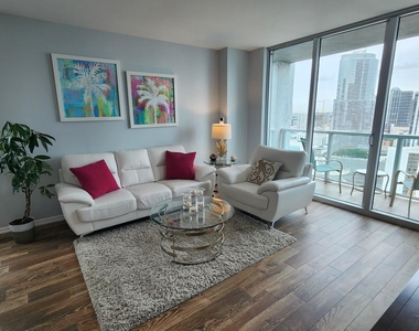 500 Brickell Avenue - Photo Thumbnail 4