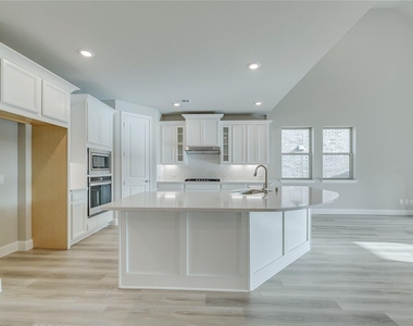 2121 Sumard Drive - Photo Thumbnail 5