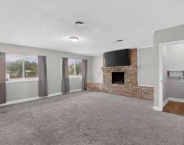 2402 Loyce Drive - Photo Thumbnail 8
