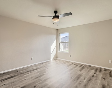 503 Hawthorn Drive - Photo Thumbnail 15