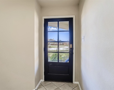 503 Hawthorn Drive - Photo Thumbnail 2