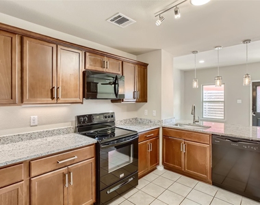 503 Hawthorn Drive - Photo Thumbnail 8