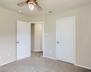 503 Hawthorn Drive - Photo Thumbnail 22