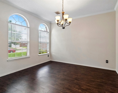10609 Augusta Lane - Photo Thumbnail 4