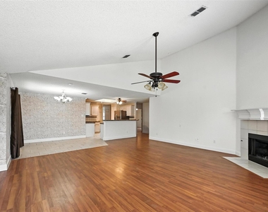 5025 Boxwood Lane - Photo Thumbnail 9