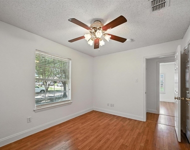 5025 Boxwood Lane - Photo Thumbnail 4