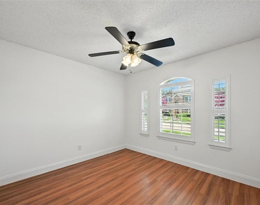 5025 Boxwood Lane - Photo Thumbnail 3