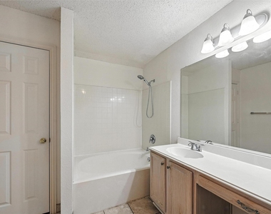 5025 Boxwood Lane - Photo Thumbnail 7