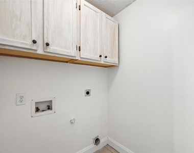 5025 Boxwood Lane - Photo Thumbnail 12