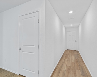 402 Moray Drive - Photo Thumbnail 19
