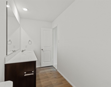402 Moray Drive - Photo Thumbnail 11