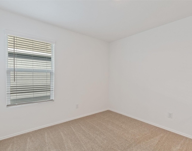 402 Moray Drive - Photo Thumbnail 15