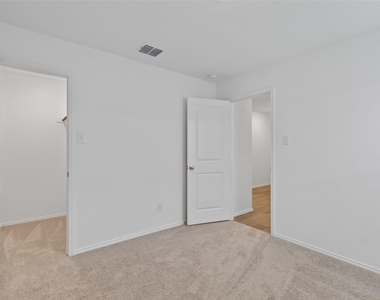 402 Moray Drive - Photo Thumbnail 16