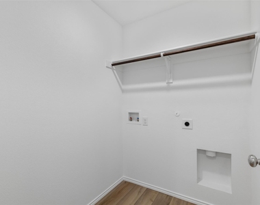 402 Moray Drive - Photo Thumbnail 20