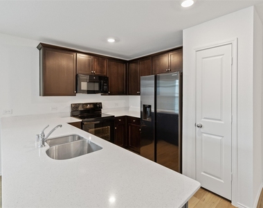 402 Moray Drive - Photo Thumbnail 6