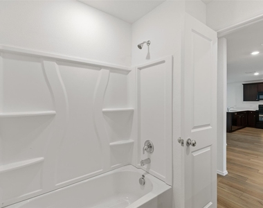402 Moray Drive - Photo Thumbnail 18