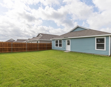 402 Moray Drive - Photo Thumbnail 23