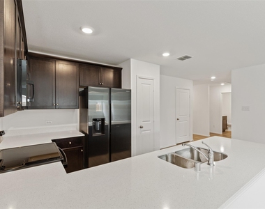 402 Moray Drive - Photo Thumbnail 8