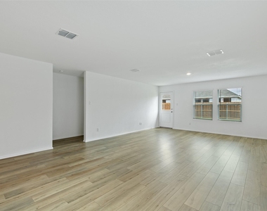 402 Moray Drive - Photo Thumbnail 3