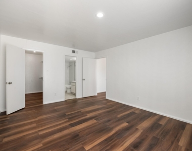 919 S Weatherred Drive - Photo Thumbnail 16