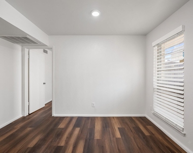 919 S Weatherred Drive - Photo Thumbnail 3