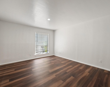 919 S Weatherred Drive - Photo Thumbnail 14