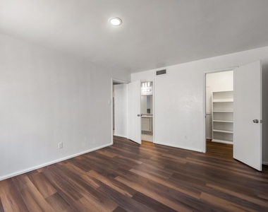 919 S Weatherred Drive - Photo Thumbnail 13