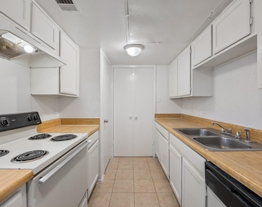 919 S Weatherred Drive - Photo Thumbnail 8