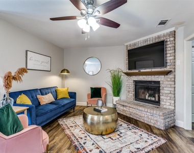 529 Essex Place - Photo Thumbnail 3