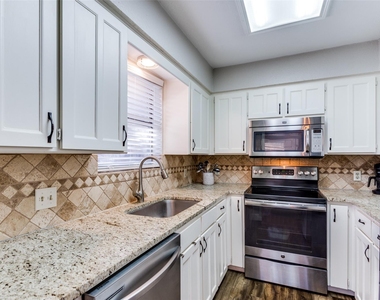529 Essex Place - Photo Thumbnail 10