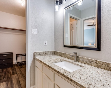 529 Essex Place - Photo Thumbnail 18