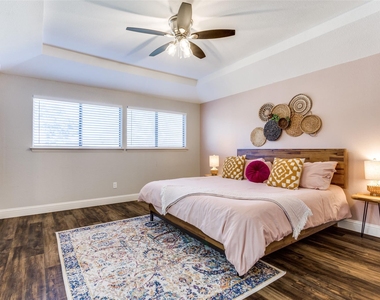 529 Essex Place - Photo Thumbnail 12