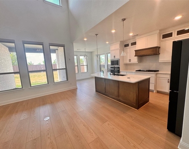 1013 Tullow Drive - Photo Thumbnail 10