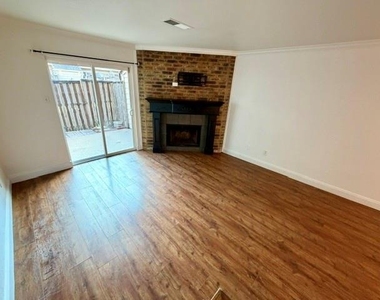 621 Carriagehouse Lane - Photo Thumbnail 8