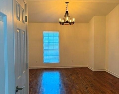 621 Carriagehouse Lane - Photo Thumbnail 6