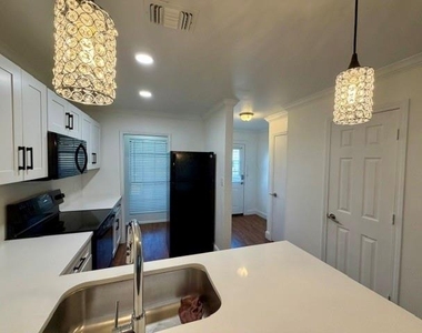 621 Carriagehouse Lane - Photo Thumbnail 2