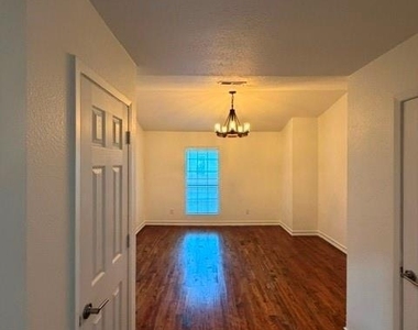 621 Carriagehouse Lane - Photo Thumbnail 7