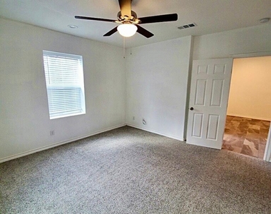 2204 Prairie Avenue - Photo Thumbnail 13