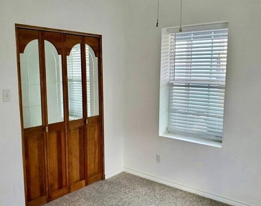 2204 Prairie Avenue - Photo Thumbnail 9