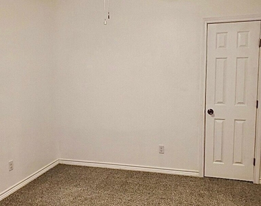 2204 Prairie Avenue - Photo Thumbnail 8
