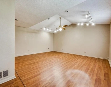 304 Mack Drive - Photo Thumbnail 4
