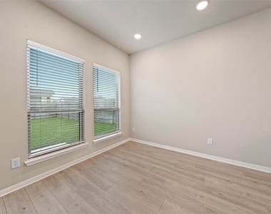 7445 Garden Glen Drive - Photo Thumbnail 10