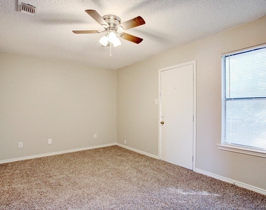 313 Queens Court S - Photo Thumbnail 10